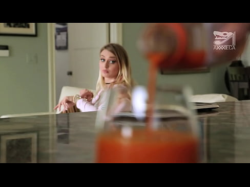 ❤️ Ngoanana ea chesang ea nang le matsoele a maholo le pussy e thata o fumana mokoko ho tloha motho ea lahlehileng, empa o thata haholo Video ea bootsoa ❤