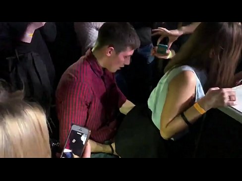 ❤️ Ho kopanela liphate ka 'nete ka har'a nightclub ea Russia. Ngoanana oa Russia ea lilemo li 18 ka har'a anus le botšehaling o ile a robala ka har'a nightclub Video ea bootsoa ❤